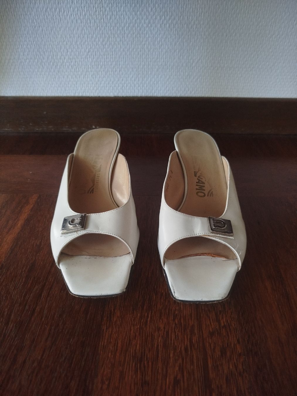 Salvatore Ferragamo Scarpe da donna: Salvatore Ferragamo Slides/Sandalen – Usato da St. Gallen venduto da jbu_ns6v 1