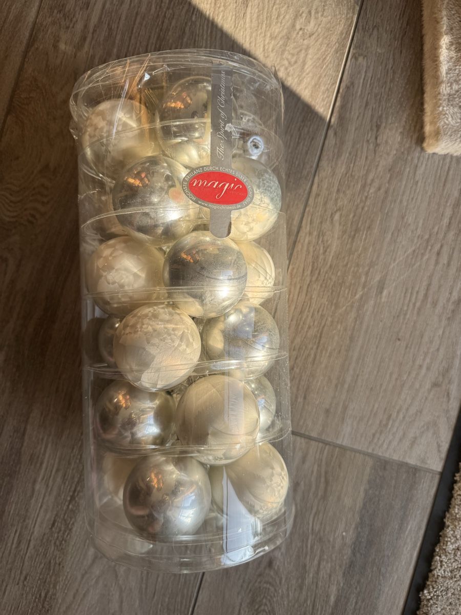 Alle Dekorationen: 24 Christbaumkugeln, Silber – Gebraucht aus Gurmels von Orija 1