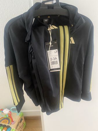 Adidas survêtement 2-3 ans noir/or - Parfait pour l'hiver!