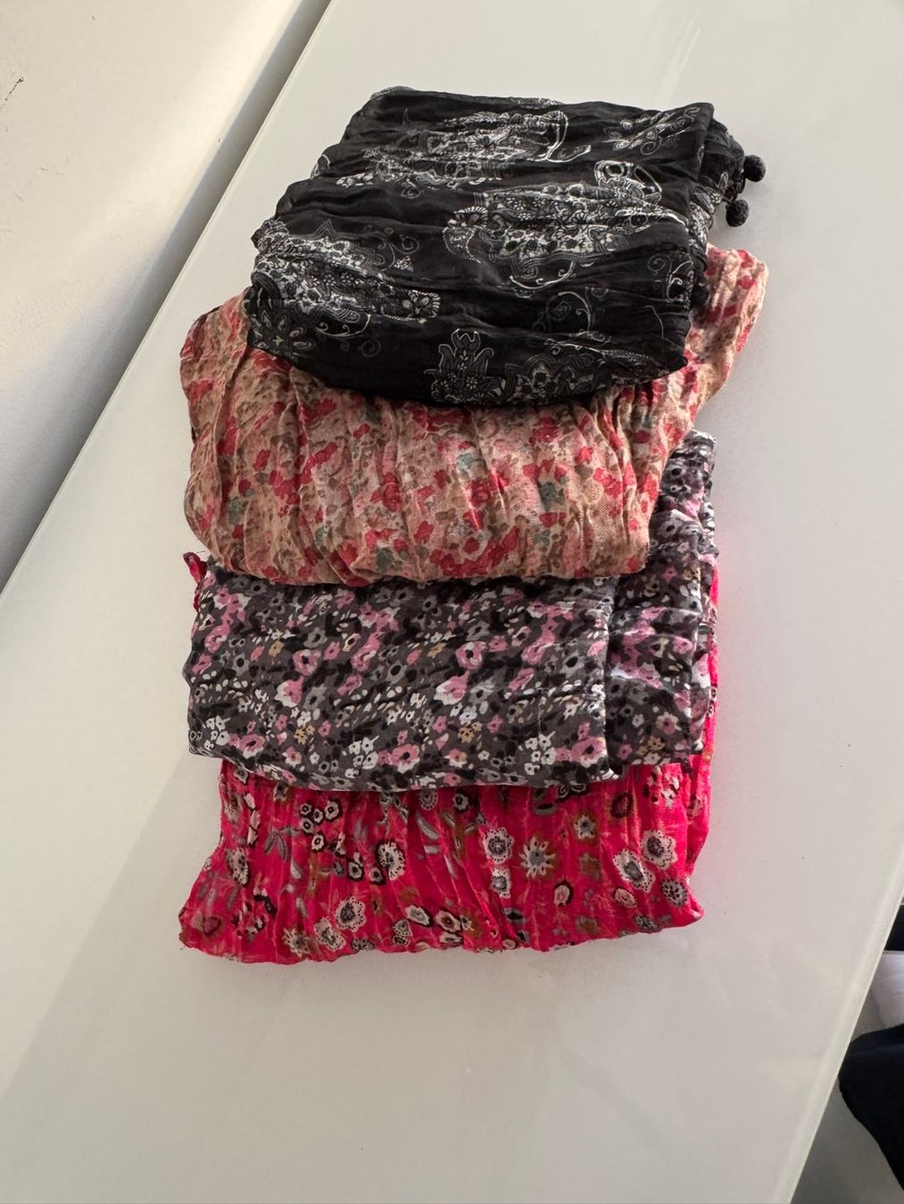Foulards, Tücher & Schals: Schals Set: 4 leichte Tücher, div. Muster & Farben – Gebraucht aus Uhwiesen von mic_kd6g
