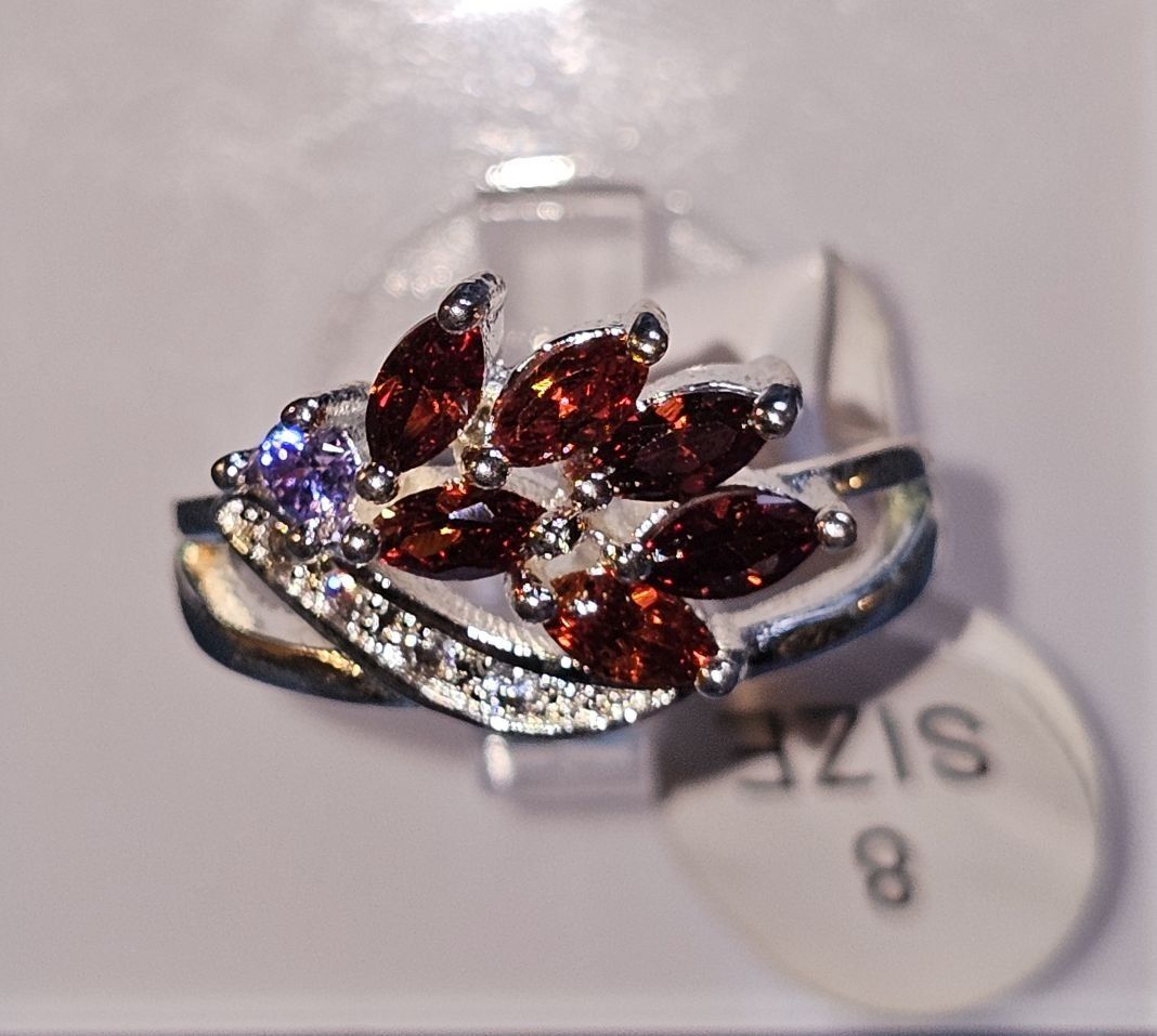 Anelli: Stilvoller Ring mit Granat, 925 versilbert, Gr.8 – Nuovo (secondo la descrizione) da Grenchen venduto da maretop
