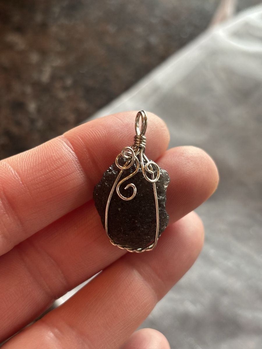 Pendentifs: Pendentif pierre volcanique tectite – Neuf avec emballage d'origine à Perroy par barballalla
