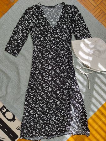 Sommerliches Blumenkleid von Cropp, Hut H&M