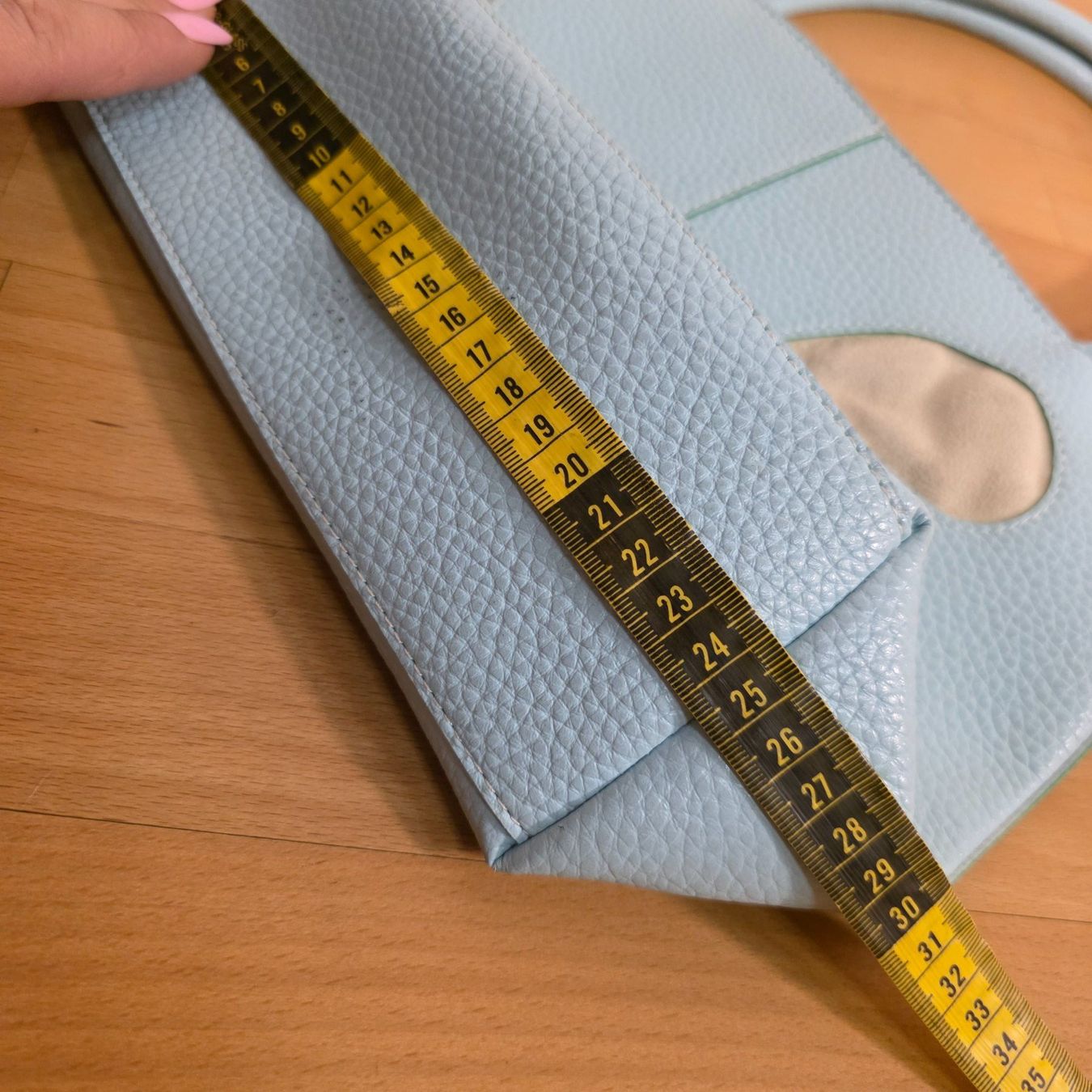 Taschen für Damen: Hellblaue Handtasche mit Blütendetail – Gebraucht aus Wald ZH von CapLux 7