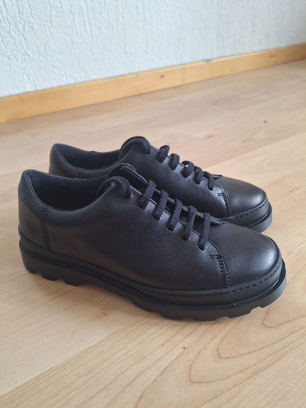 Camper Scarpe da donna: Schwarzer Camper Lederturnschuh, Gr. 40 – Usato da Zürich venduto da Zelda14 1