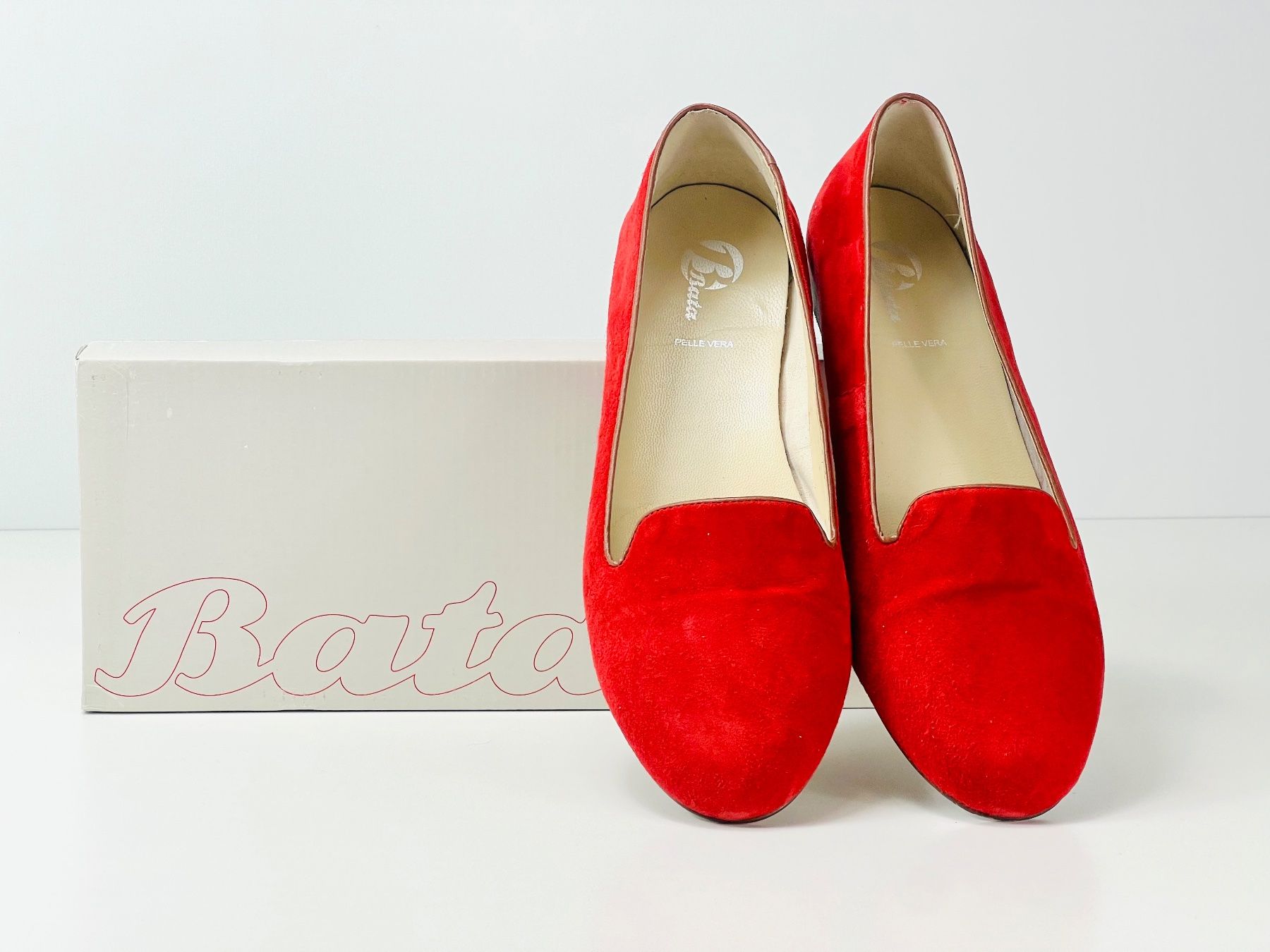 Chaussures femmes: Rote BATA Damen Slipper/Schuhe Grösse 39 – D'occasion à Zürich par Arche_Brockenhaus