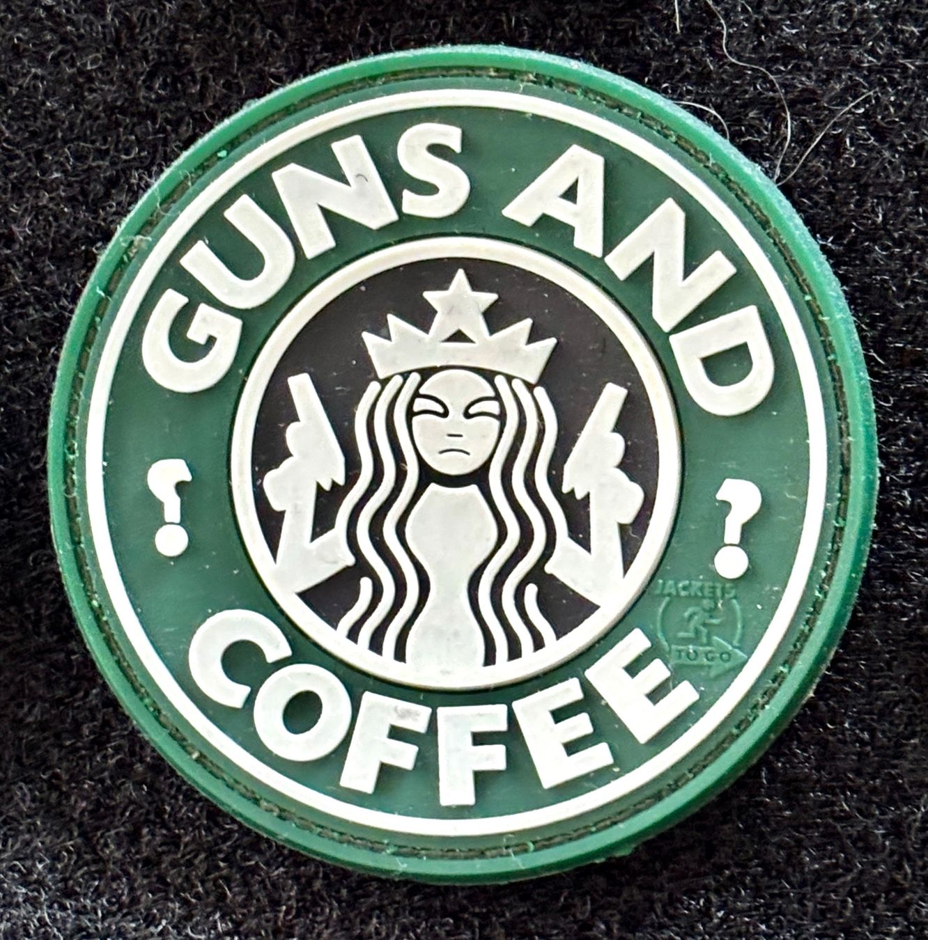 Placchette & Badge: Klett-Patch Guns&Coffee, 6 x 6 cm – Nuovo (secondo la descrizione) da Frauenkappelen venduto da Doc_Snyder