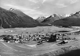 Samedan (GR) – Panorama des Dorfes und des Engadiner G