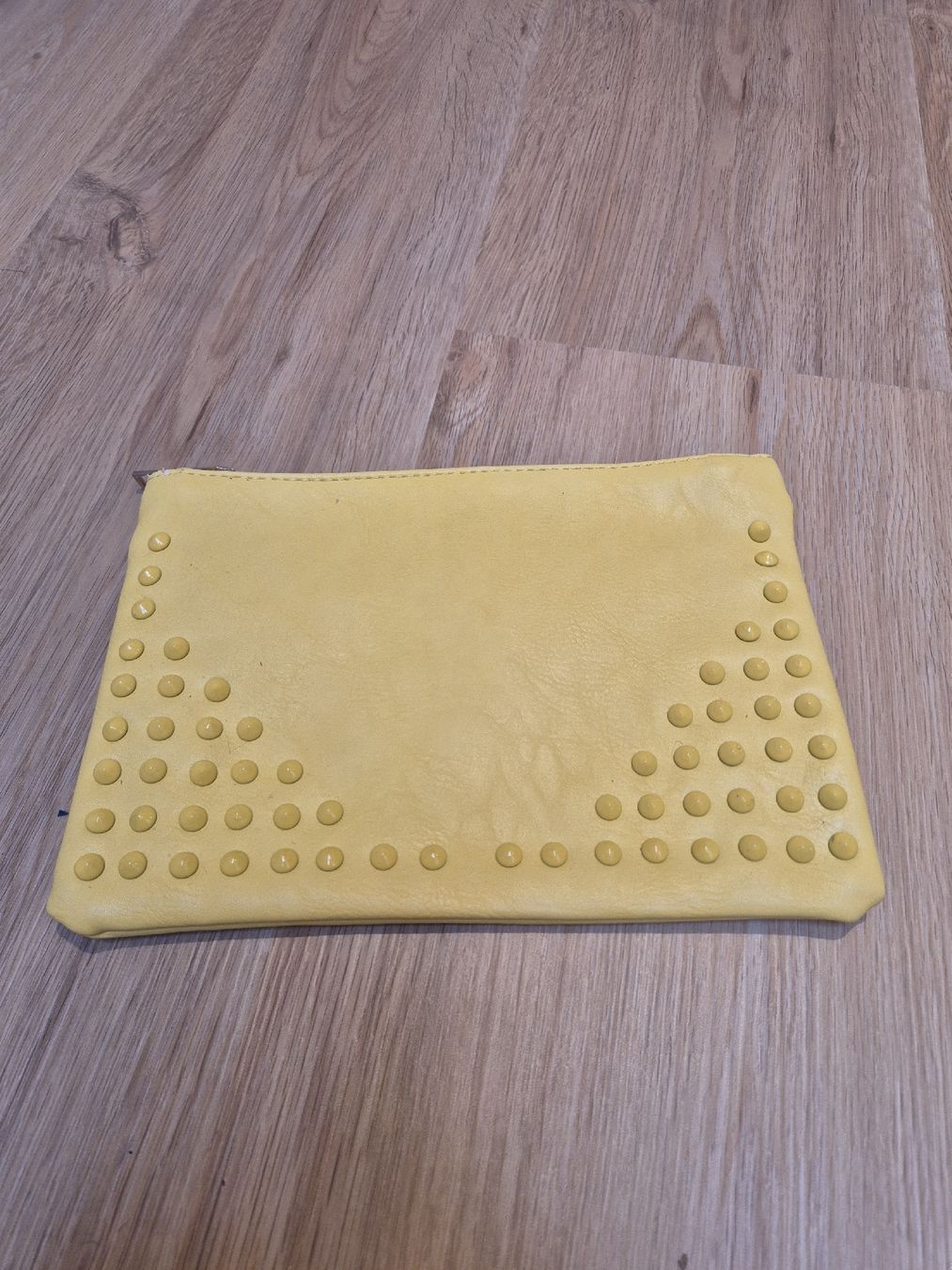 Taschen für Damen: Clutch Tasche Gelb mit Nieten – Gebraucht aus St. Gallen von ali_tms5