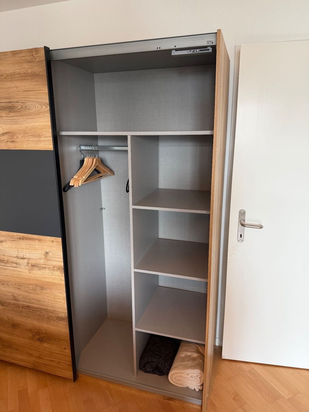 Mömax Schränke: Kleiderschrank – Gebraucht aus Zürich von rem_g2zn 2