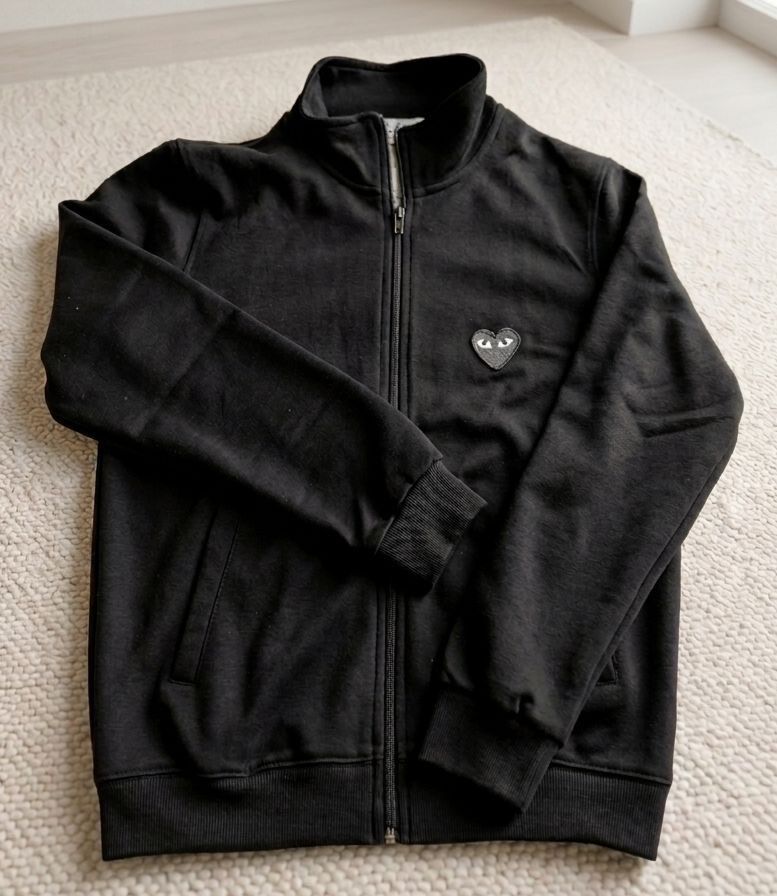 Giacche: Comme des Garcons Play Black Zip Jacket. Great find! – Usato da Merenschwand venduto da selenaaneles 1