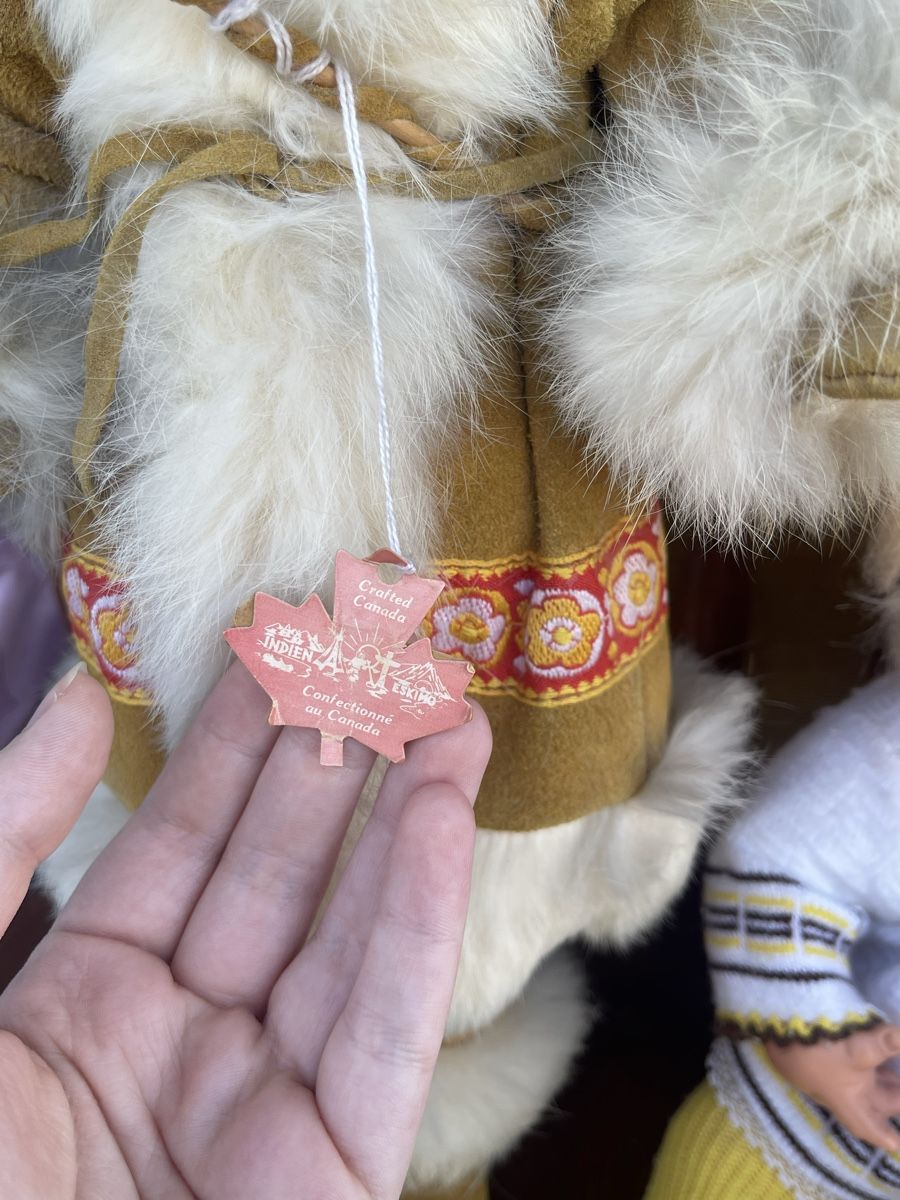 Poupées: Puppe Inuit mit Fellbekleidung – D'occasion à Oberwil BL par dyl_htk9 2