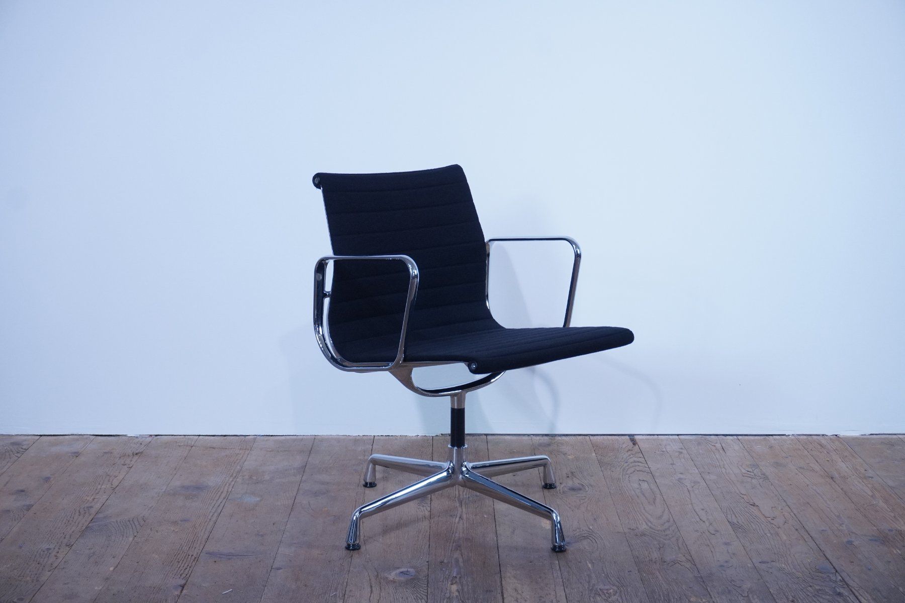 Vitra Sedie: Vitra Eames Alu Chair EA108 Hopsak nero – Usato da Bad Zurzach venduto da QLASSIQ 2