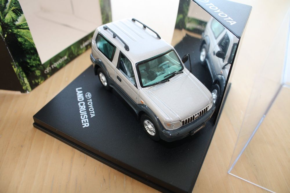 TOYOTA LAND CRUISER PRADO COURT Rouge VITESSE 1:43 de reference