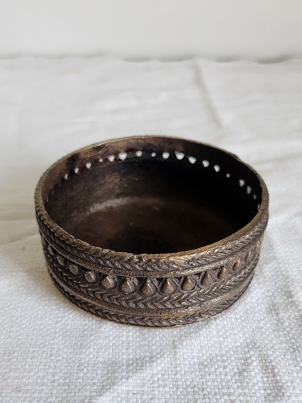 Alle Dekorationen: Vintage Räucherdose Metall orientalisch verziert rund – Gebraucht aus Zürich von BAENZERINO 2