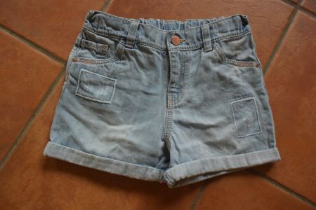 Neuwertige bequeme Jeansshorts von F&F (Coop), Gr. 6 - 7J