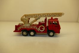 Yonezawa Toys 1:55: Isuzu Truck Feuerwehr mit Drehleiter