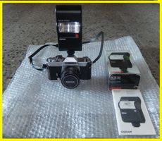 Konica Autoreflex T3 Kamera mit Objektiv und Blitz