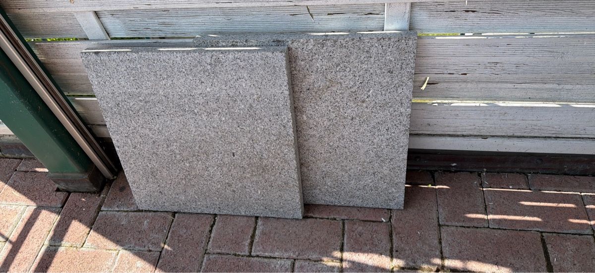 Pietre & tegole: Granite Slabs 2 pcs grey 50x50cm used – Usato da Egg b. Zürich venduto da sha_t97v 1