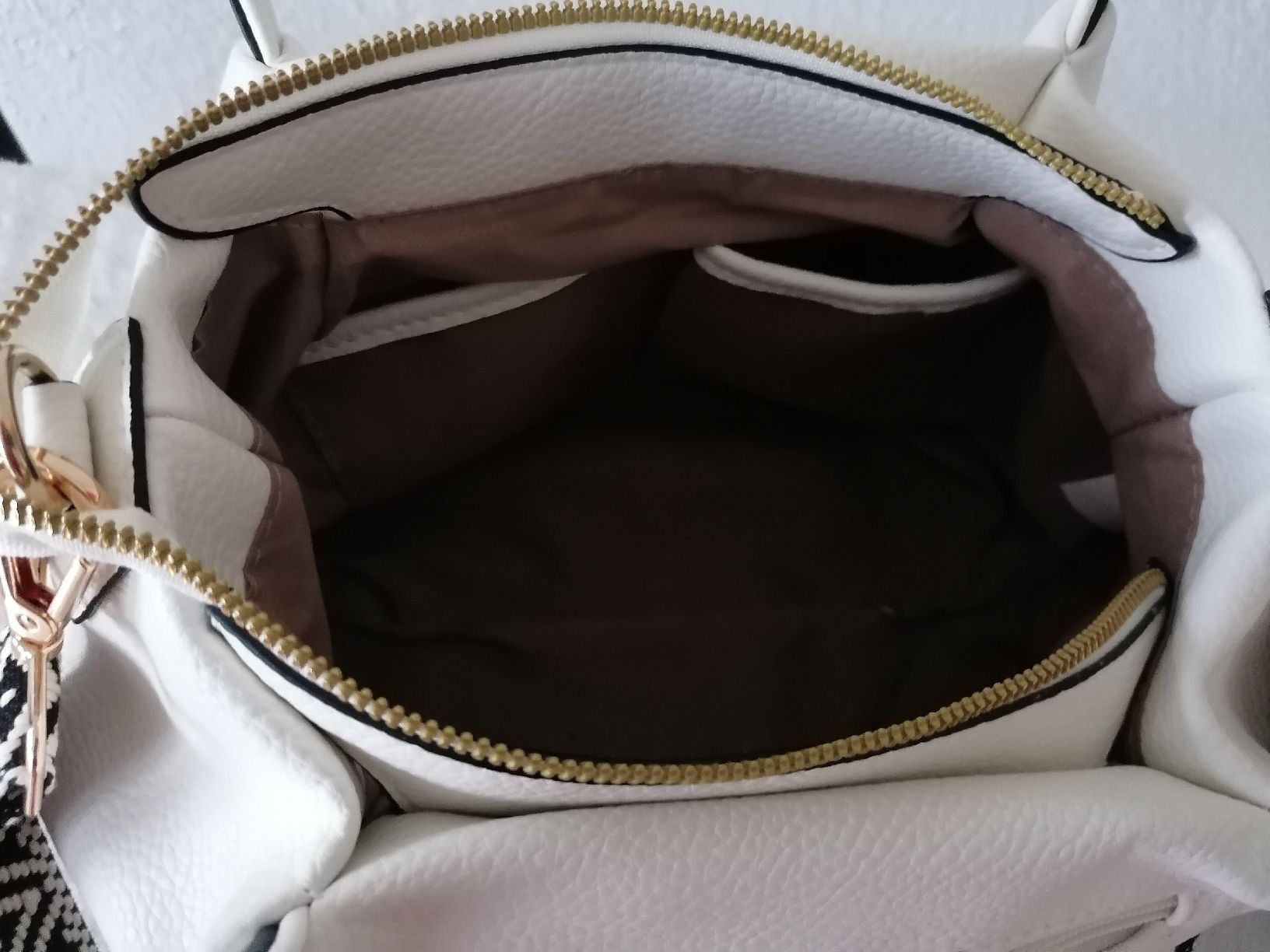 Borse da donna: Weisse Handtasche mit Ethno-Tragegurt – Nuovo e nell'imballaggio originale da Emmen venduto da Tigerlady 2