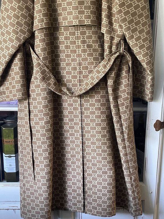 Escada Cappotti: ESCADA Luxuriöser Trenchcoat beige Monogramm – Nuovo (secondo la descrizione) da Zürich venduto da STYLEHAUS 8