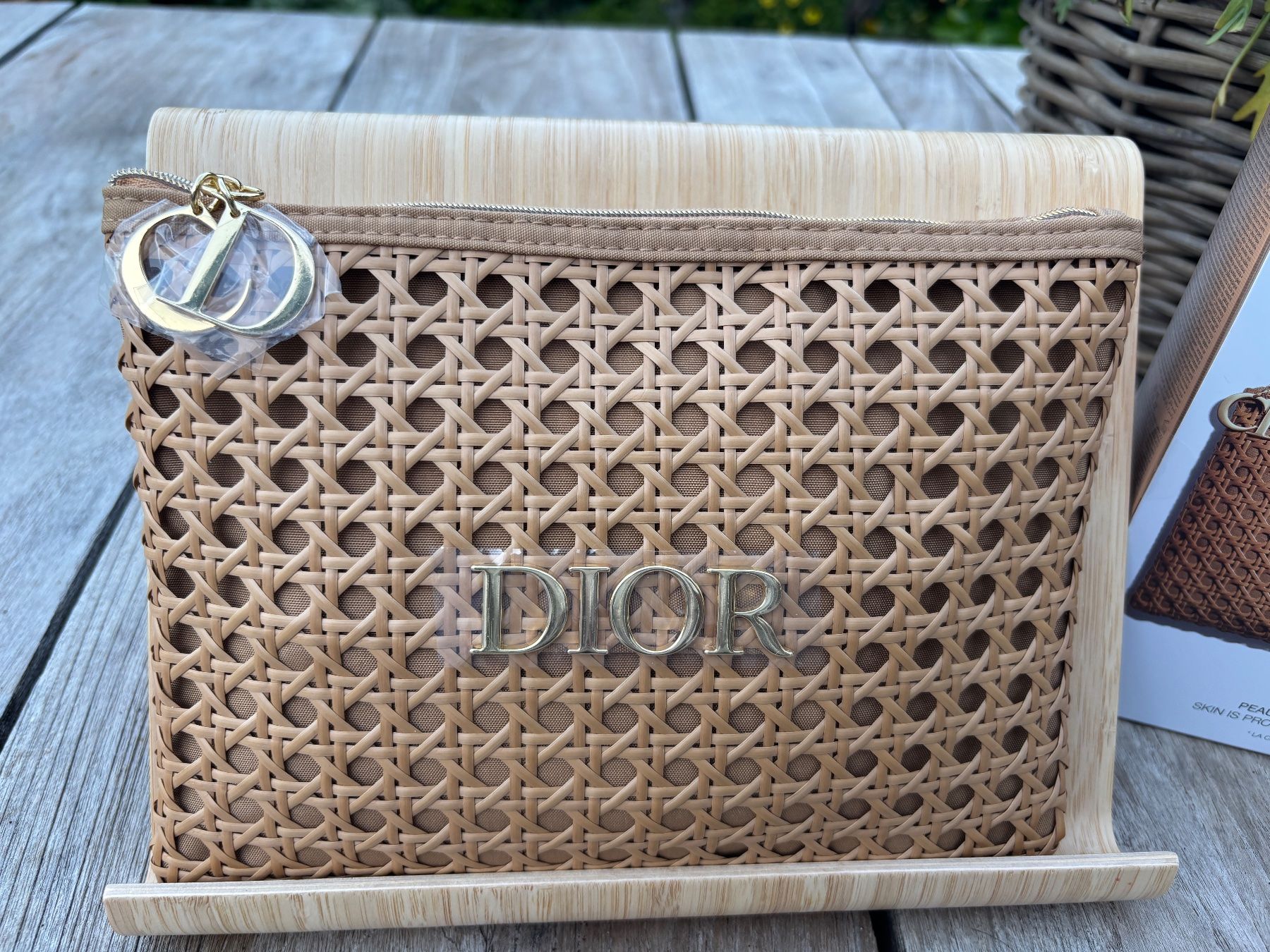 Kosmetikkoffer: GWP DIOR Necessaire aus Rattan, Solar Juni 26 – Neu und originalverpackt aus Oberwil BL von daniellea_k