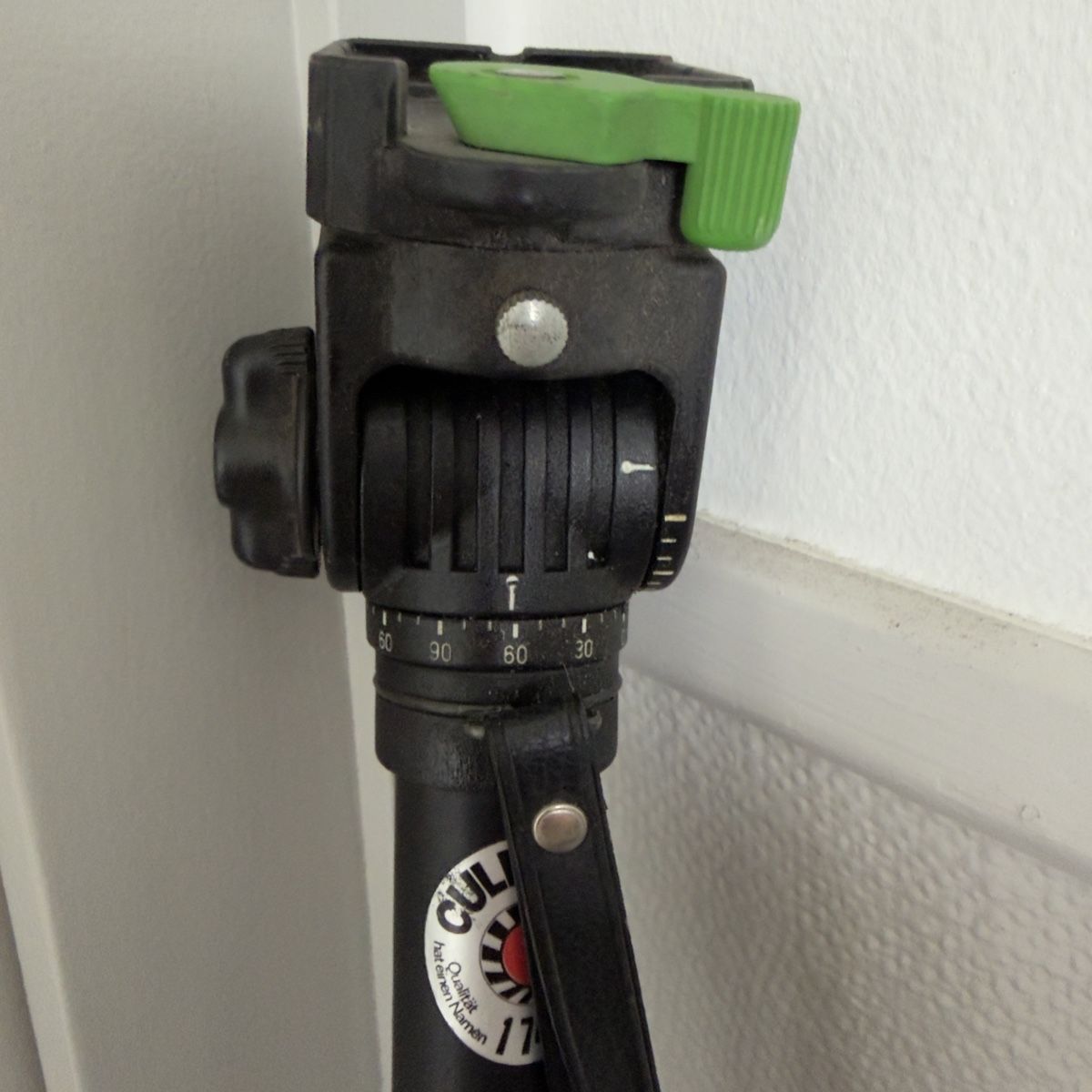 Treppiedi & Teste: Cullmann 1741 Aluminium Stativ mit 3-Wege-Neiger – Usato da Widnau venduto da kustercarmen