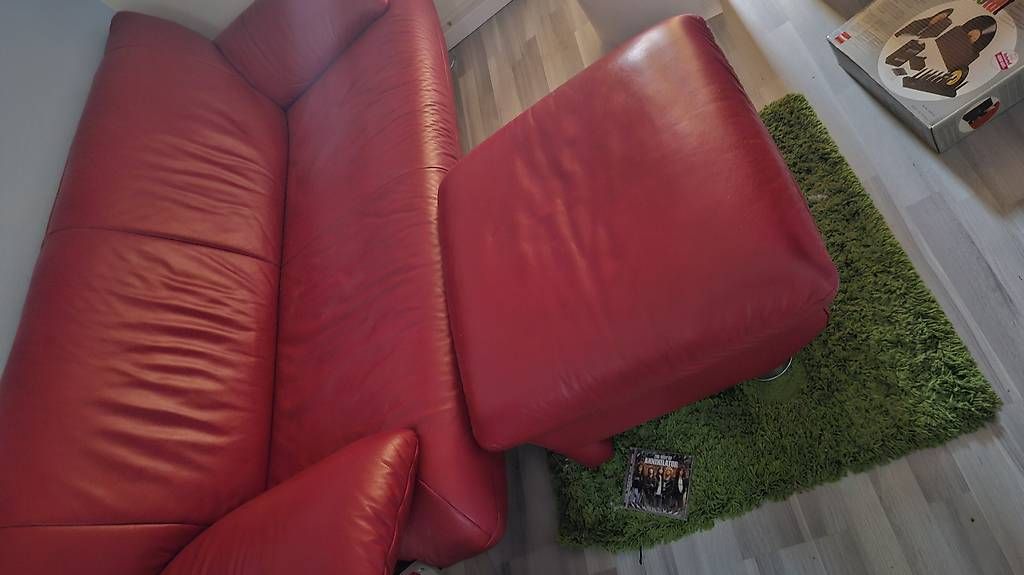Sofas: Rotes Ledersofa mit Hocker - top Zustand – Gebraucht aus Bern von Us66