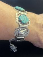 Bracelet  articulé à maillons estampés de style Néo-Égyptien