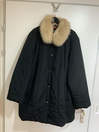 Schwarzer Wintermantel der nächste Winter kommt bestimmt