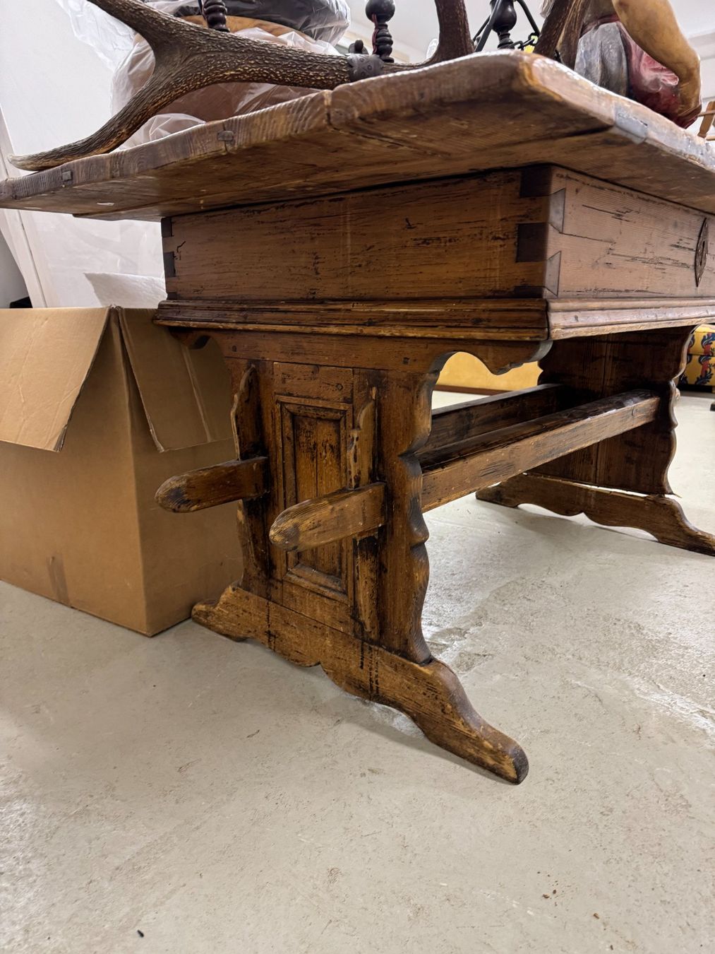 Tavoli: Rustic wooden table charming, vintage aesthetic – Usato da Gsteig b. Gstaad venduto da Auctionly 1