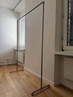 Kleiderstange aus Rohren 129cm breit / 170cm hoch