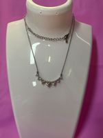 Collier argenté avec pendentifs en forme de coeur et zircons