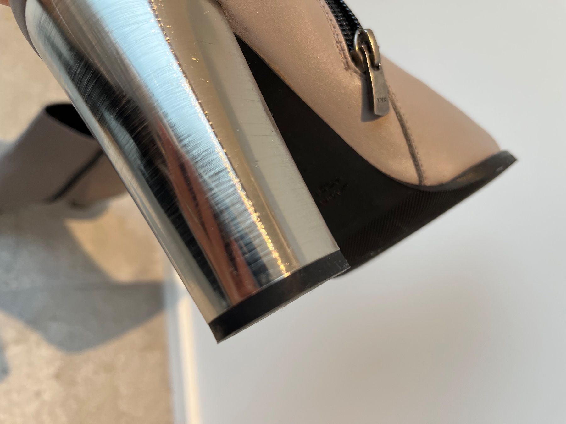 Kurt Geiger Scarpe da donna: Kurt Geiger Leder-Stiefelette in taupe – Usato da Ebmatingen venduto da Londoner18 6