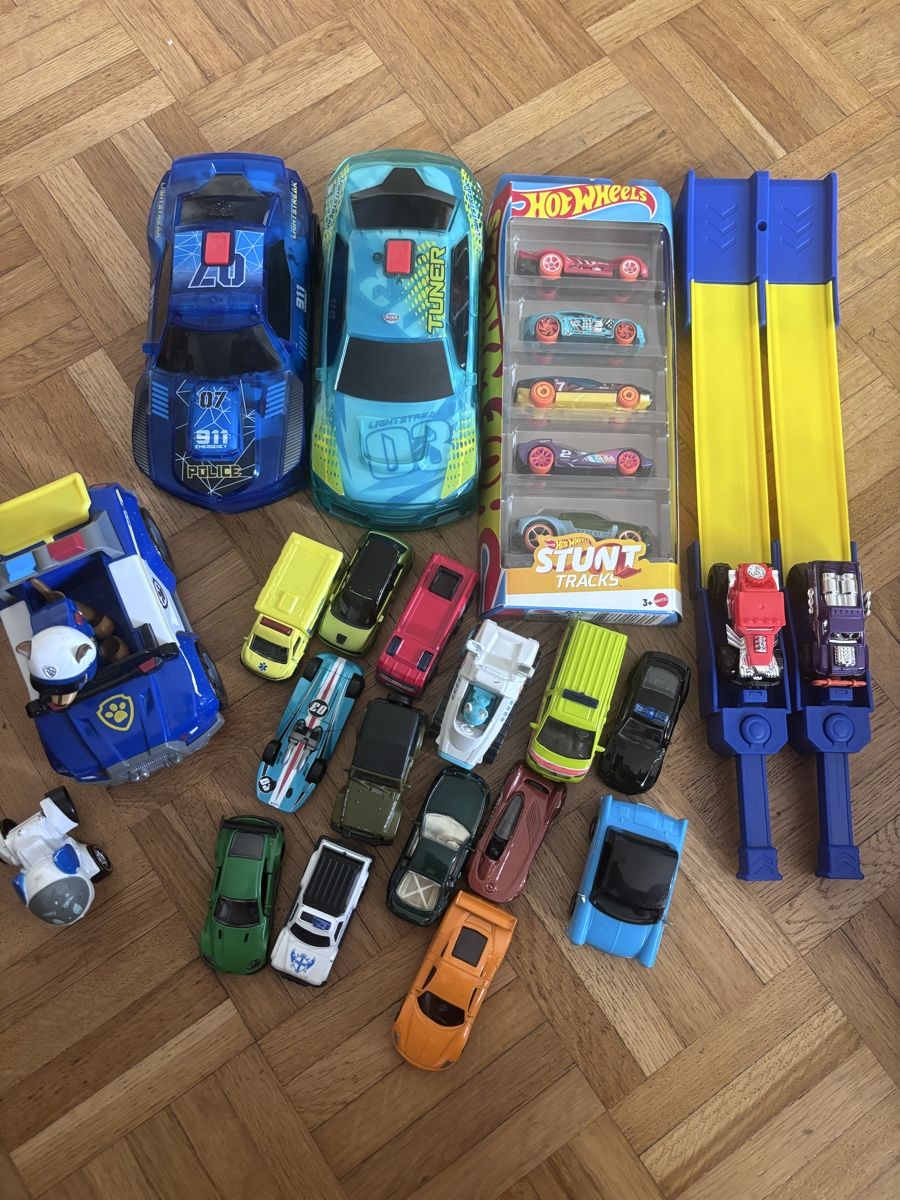 Spielzeuge: Spieleauto Set – Neu (gemäss Beschreibung) aus Jona von SaF0da