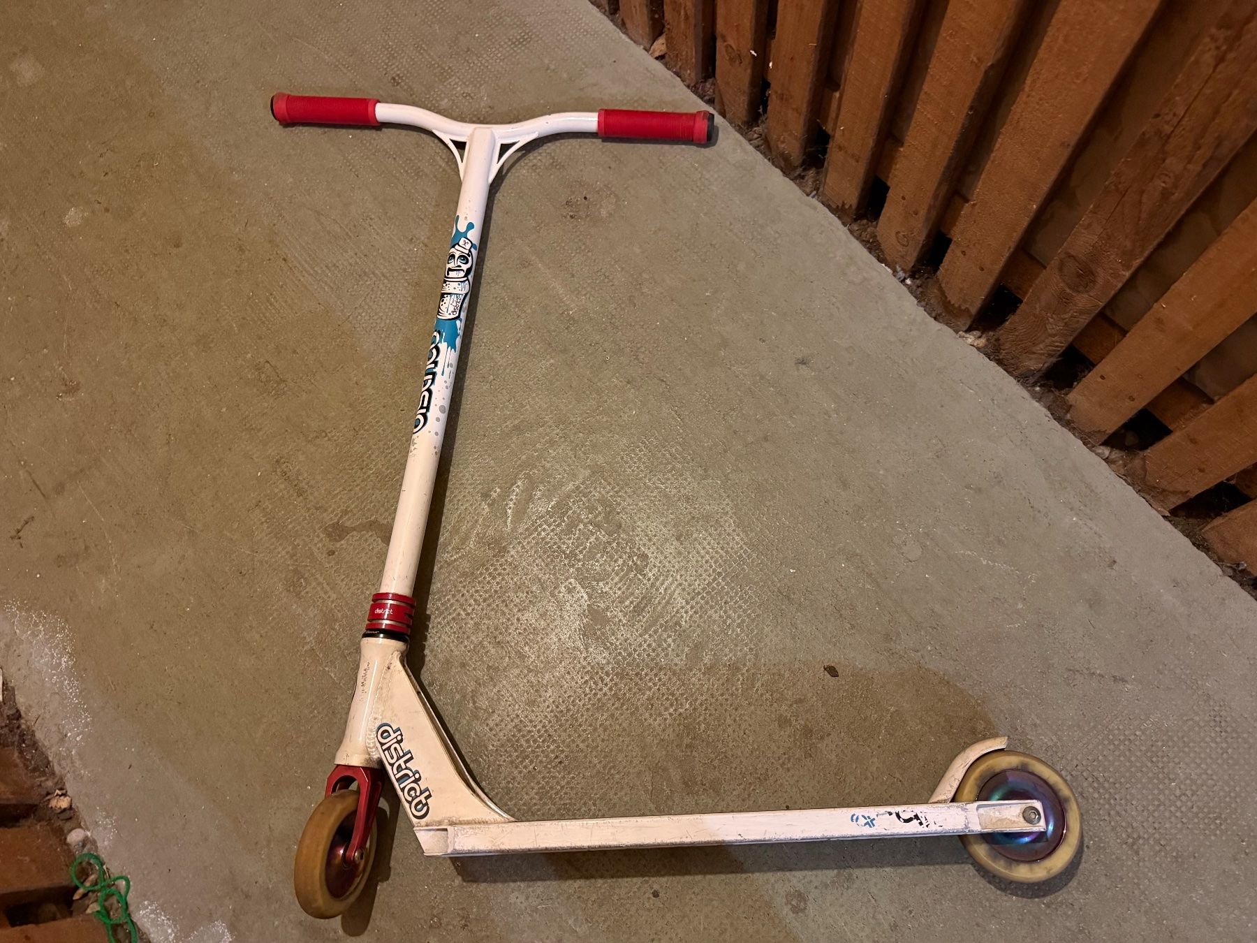 Kickboard: Trottinette freestyle District – D'occasion à Lausanne par cat_656q 1