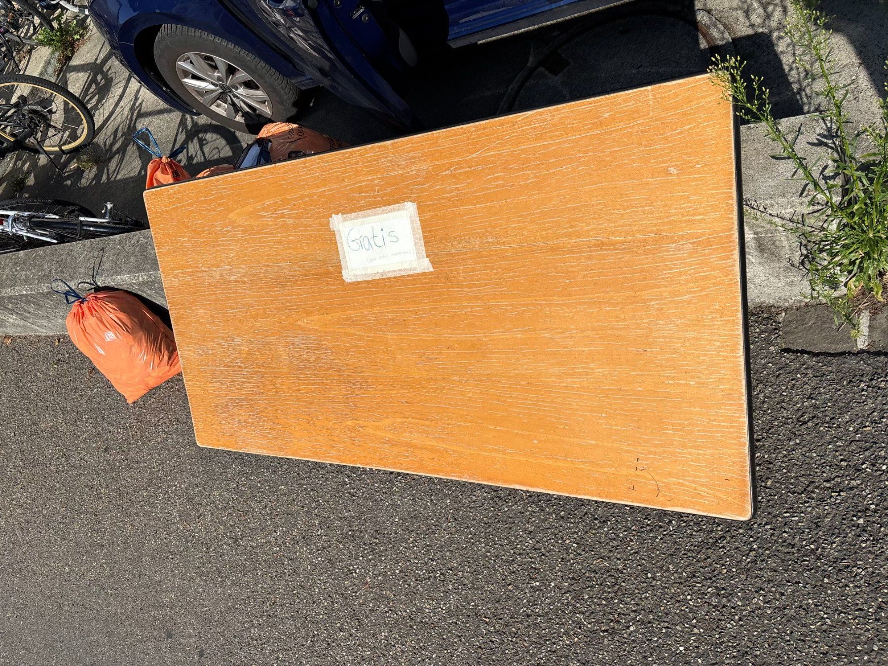 Tische: Tisch zu verschenken – Gebraucht aus Ostermundigen von leo_7rlt