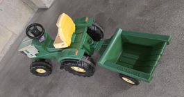 John-Deere-Tretttraktor mit Anhänger