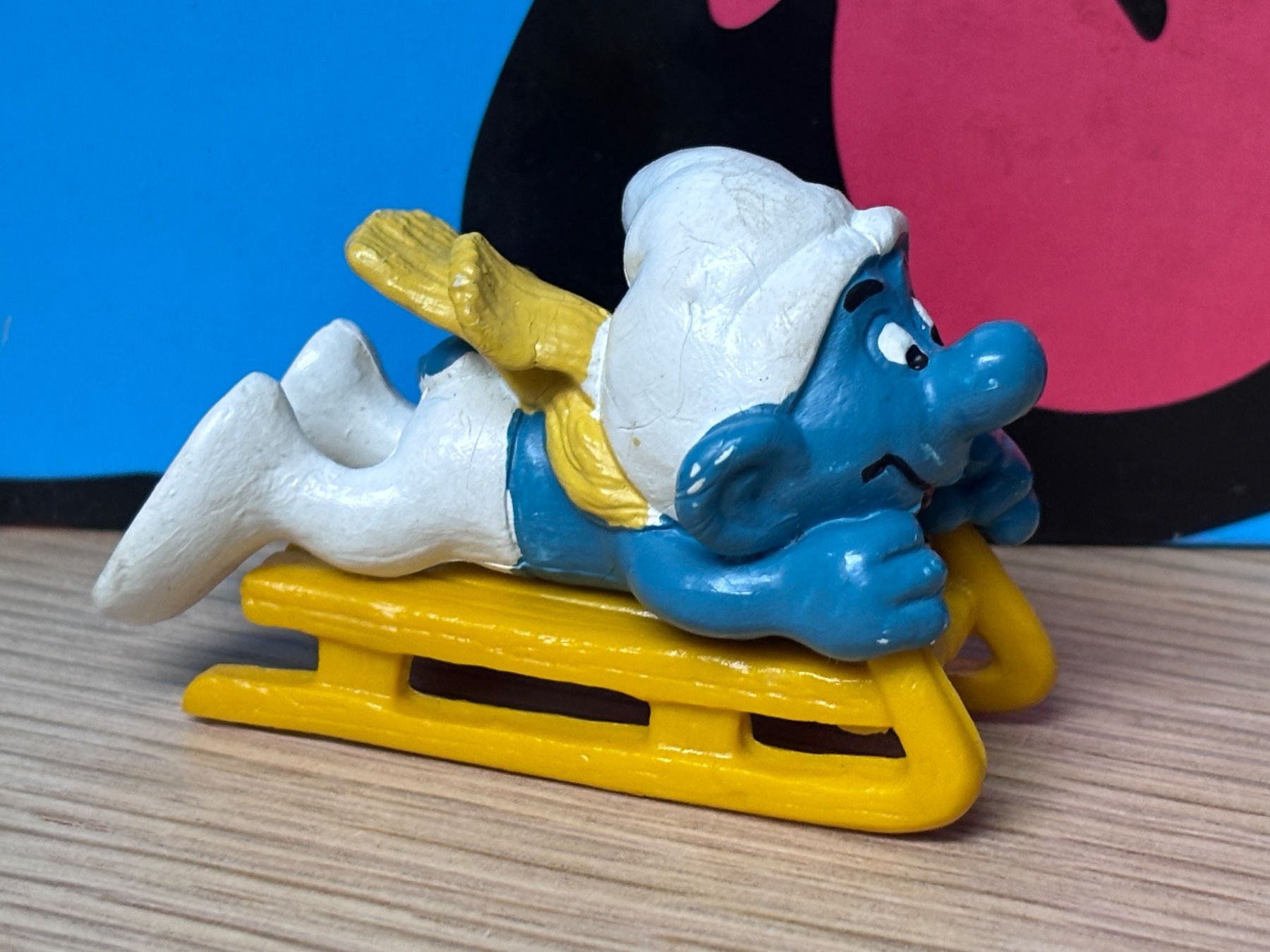 Schleich Figuren: Schlumpf auf Schlitten, Variante mit gelbem Schal – Gebraucht aus Lyss von Duckszone