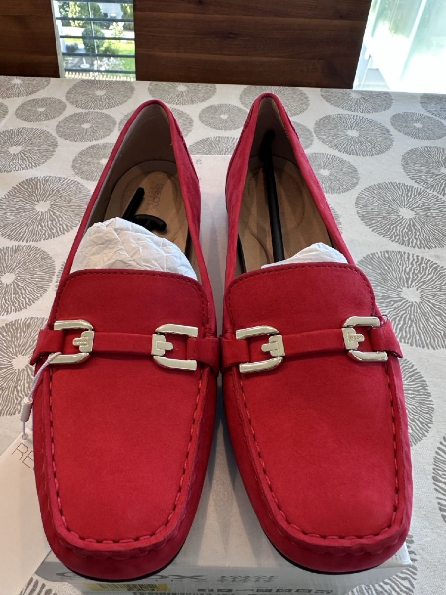 Geox Scarpe da donna: NEW Geox Red Suede Loafers Size 41 – Nuovo e nell'imballaggio originale da männedorf venduto da stina_01