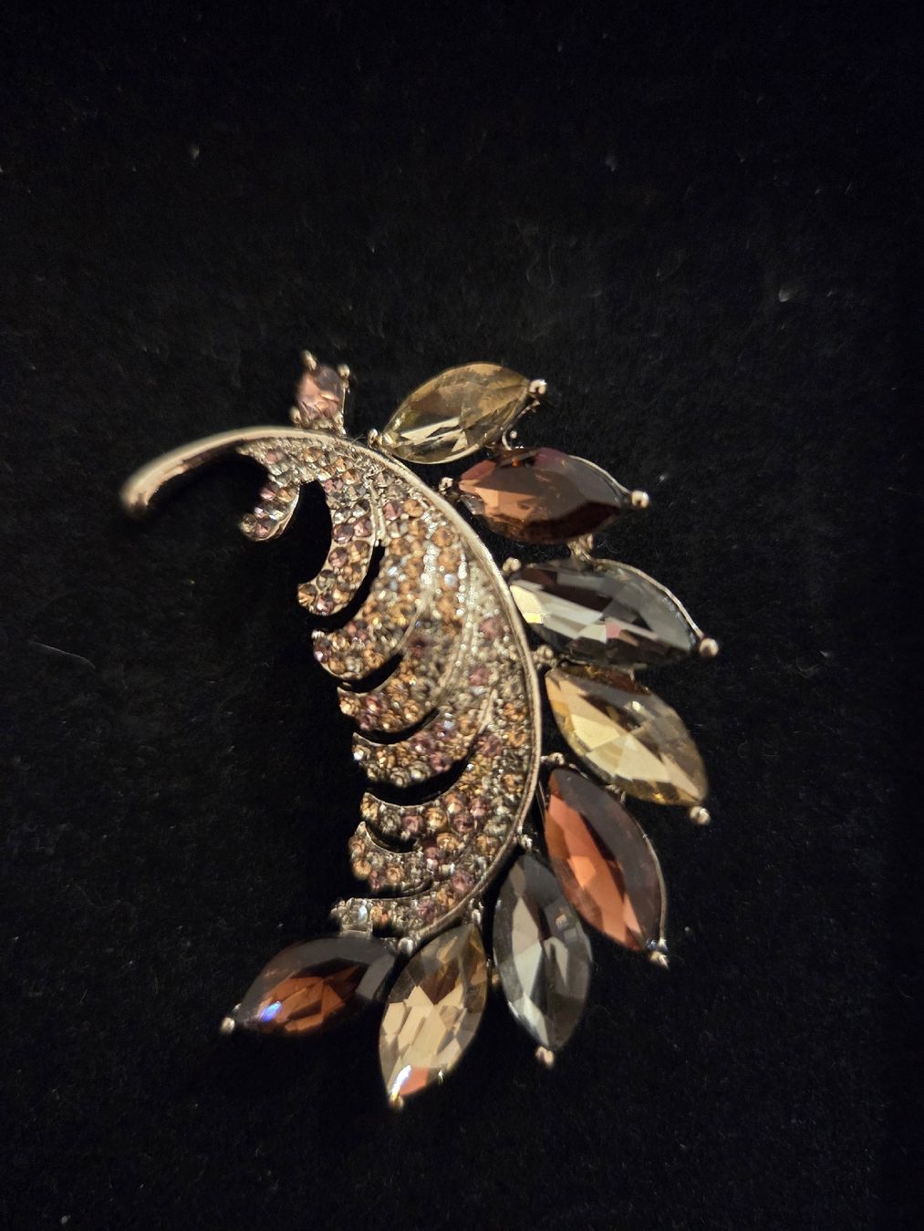 Broches & Aiguilles: Brosche Blattmotiv mit Steinen  – D'occasion à Allschwil par Dayami 1