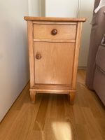 Nachttisch aus Holz mit Schublade und Tür