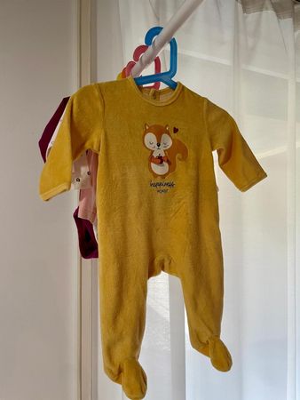 4 Bodys langarm + 1 warmer Pyjama - Grösse 6 Monate (62-68cm