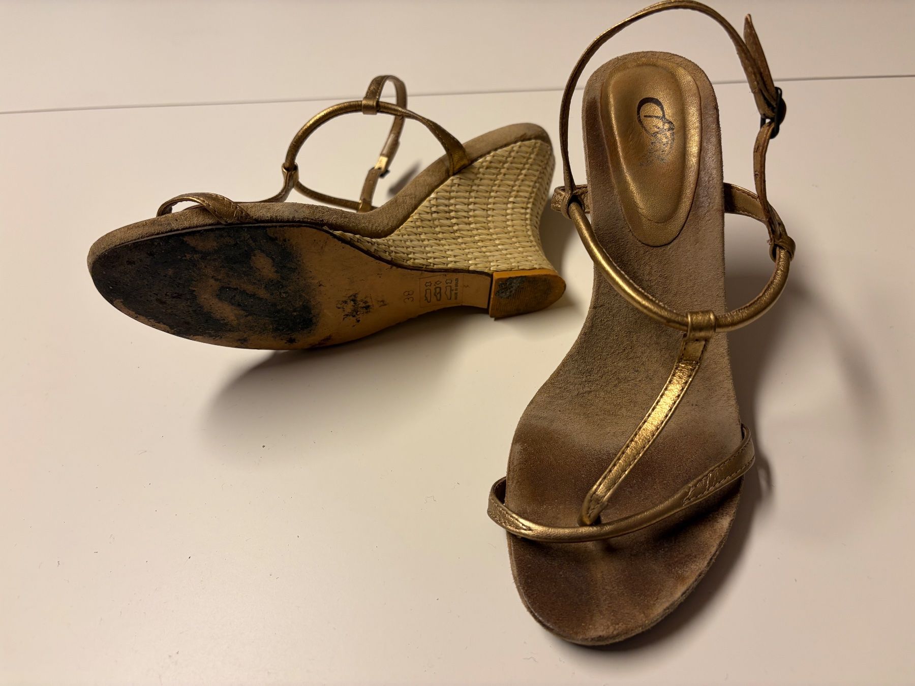 Scarpe da donna: Sandales compensées dorées femme taille 38 usagées – Usato da Vallamand venduto da rom_z7q6 2