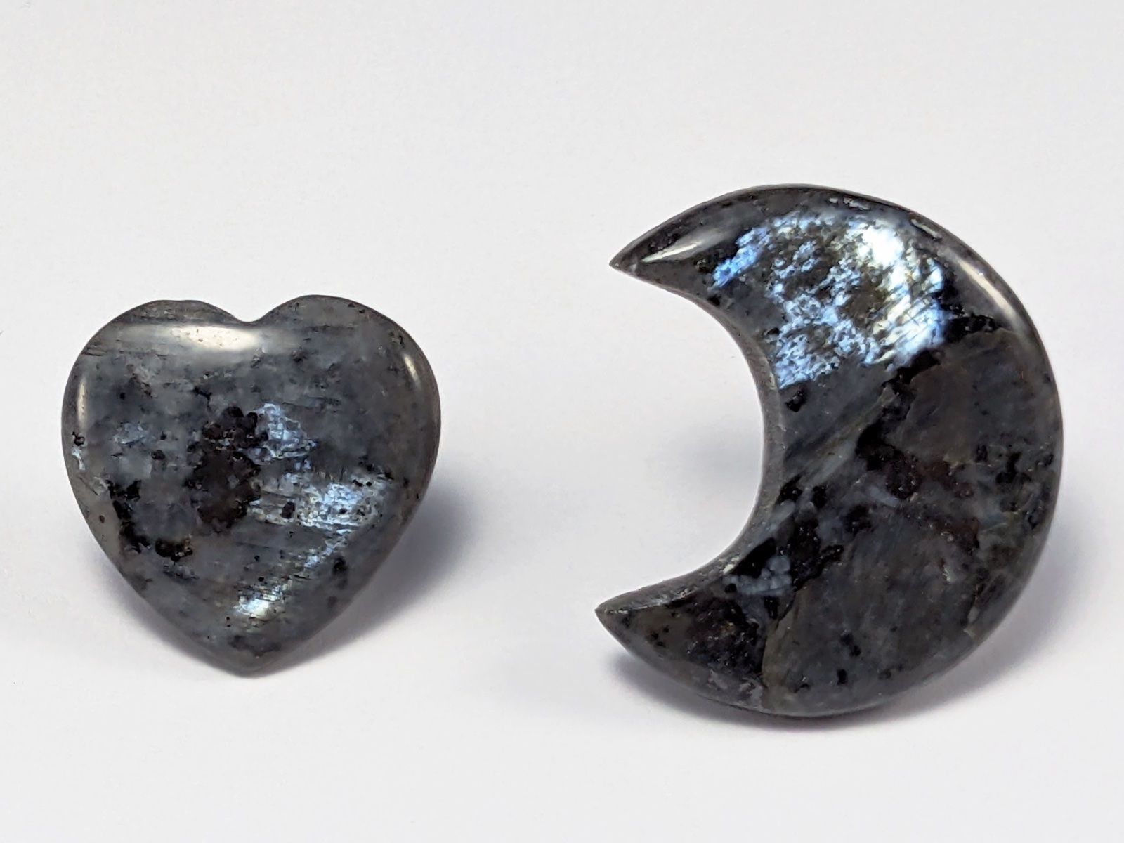 Minerali & Pietre curative: Larvikit Mond und Herz 28 und 20mm – Nuovo e nell'imballaggio originale da Meilen venduto da StoneGarden