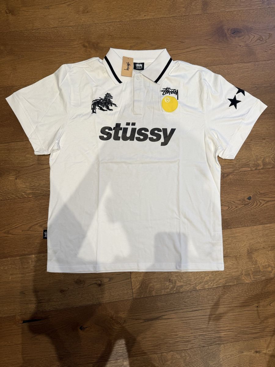 Stüssy Magliette Polo: Stüssy Poloshirt, weiss Gr. L – Nuovo e nell'imballaggio originale da Zufikon venduto da nic_wsy7