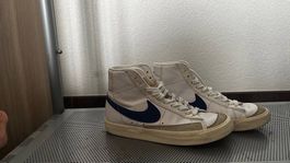 Nike Blazer montante blanche (logo bleu marine)