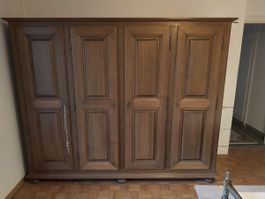 Grosser Kleiderschrank aus Holz mit vier Türen braun