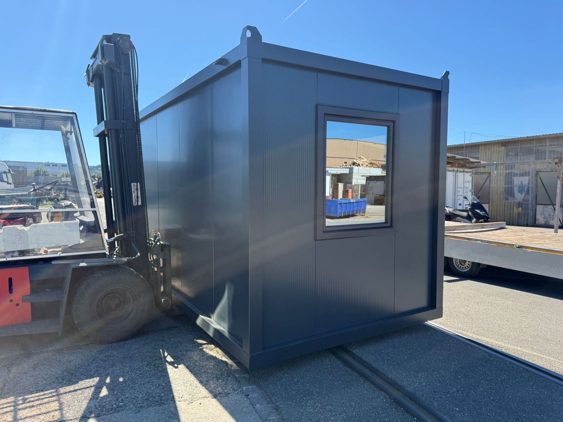 Contenedor modular de oficina, obra o tienda agrícola con puertas acristaladas – 5 × 2,40 m detalle 2