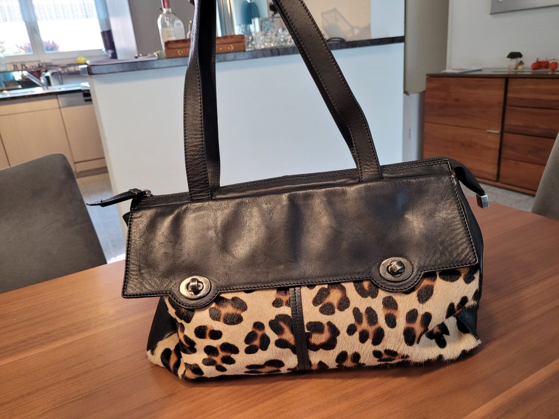 Taschen für Damen: Ledertasche im Leo-Look – Neu (gemäss Beschreibung) aus Oberweningen von kvo_r5ws